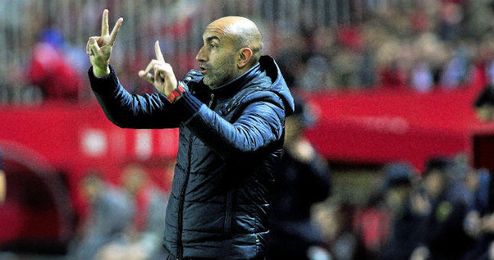 Abelardo, técnico del Sporting, durante el duelo en el Sánchez Pizjuán. Abelardo, técnico del Sporting, durante el duelo en el Sánchez Pizjuán.