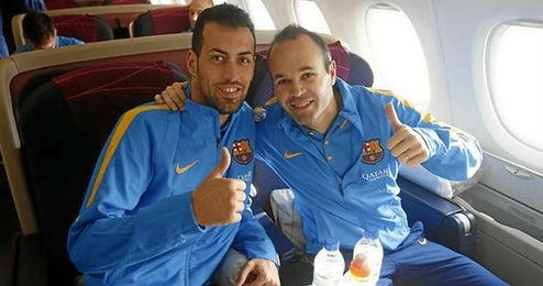 Busquets e Iniesta en el avión hacia Japón. Busquets e Iniesta en el avión hacia Japón.