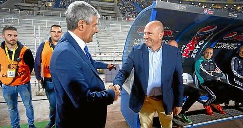 Setién y Mel se saludan antes del partido. Setién y Mel se saludan antes del partido.