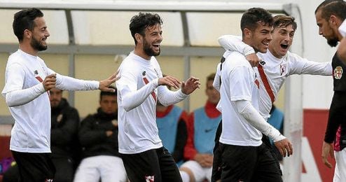 Los sevillistas celebran el gol de la victoria. Los sevillistas celebran el gol de la victoria.