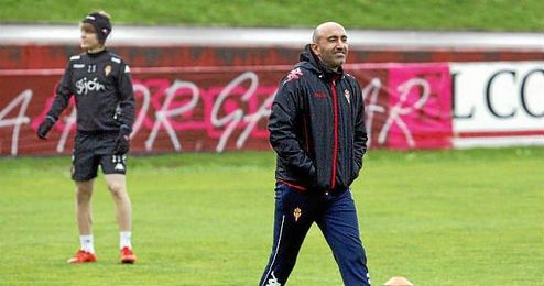 Imagen del técnico rojiblanco durante un entrenamiento. Imagen del técnico rojiblanco durante un entrenamiento.