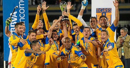 Los jugadores del Tigres levantan su flamante título. Los jugadores del Tigres levantan su flamante título.