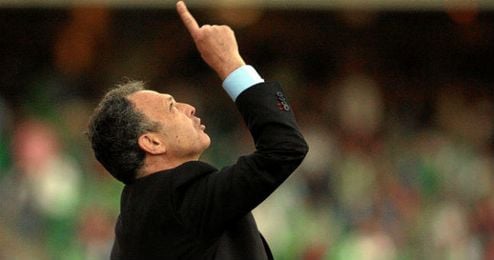 Caparrós en el Villamarín. Caparrós en el Villamarín.