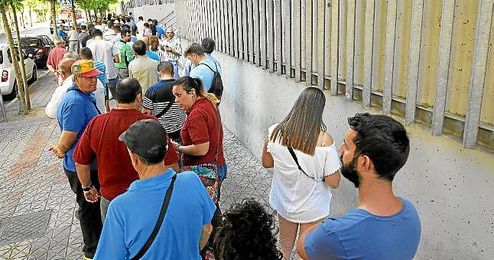Imagen de las colas de aficionados en el Benito Villamarín. Imagen de las colas de aficionados en el Benito Villamarín.