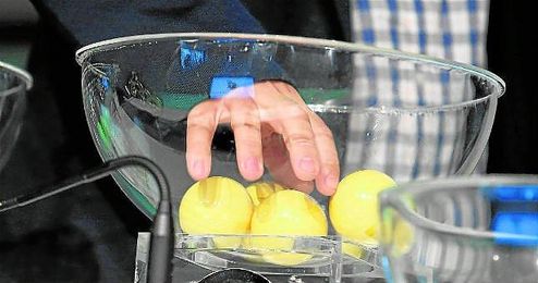Sevilla y Betis entrarán el viernes en el bombo del sorteo de octavos de la Copa del Rey. Sevilla y Betis entrarán el viernes en el bombo del sorteo de octavos de la Copa del Rey.