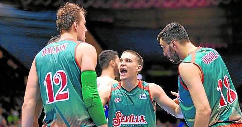 Bamforth, que no será de la partida en Vitoria, dialoga con Balvin y Oriola durante un encuentro de esta temporada. Bamforth, que no será de la partida en Vitoria, dialoga con Balvin y Oriola durante un encuentro de esta temporada.
