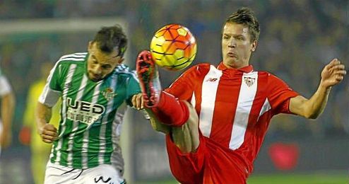 Molinero y Konoplyanka pugnan por un balón. Molinero y Konoplyanka pugnan por un balón.