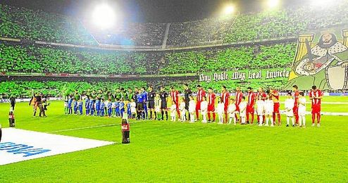 En la imagen, el once verdiblanco, junto al sevillista, momentos antes del comienzo del primer derbi de la temporada 2015/2016. En la imagen, el once verdiblanco, junto al sevillista, momentos antes del comienzo del primer derbi de la temporada 2015/2016.