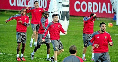 Los jugadores del Sevilla, en un entrenamiento. Los jugadores del Sevilla, en un entrenamiento.
