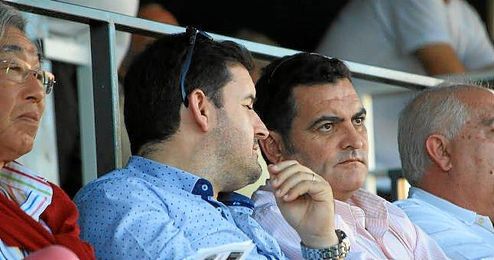 Alonso Arias (segundo por la derecha) ha asumido de forma provisional la presidencia alcalareña. Alonso Arias (segundo por la derecha) ha asumido de forma provisional la presidencia alcalareña.
