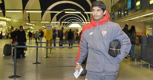 Éver Banega, en el aeropuerto de Sevilla, momentos antes de partir con la expedición nervionense Éver Banega, en el aeropuerto de Sevilla, momentos antes de partir con la expedición nervionense