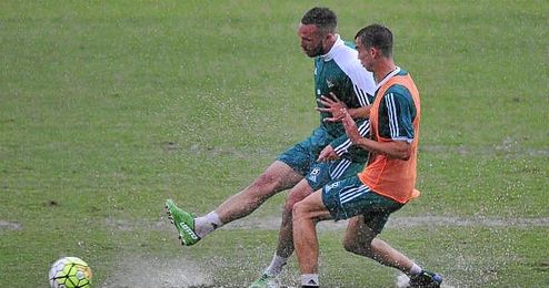 Fabián presiona al francés Digard en una sesión Fabián presiona al francés Digard en una sesión