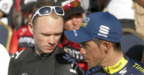 Chris Froome dialoga con Alberto Contador Chris Froome dialoga con Alberto Contador