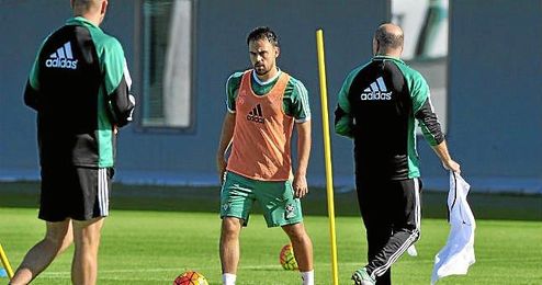 Matilla, durante un entrenamiento del Betis, apura su recuperación Matilla, durante un entrenamiento del Betis, apura su recuperación