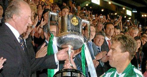 Cañas recibe la Copa del Rey en 2005. Cañas recibe la Copa del Rey en 2005.