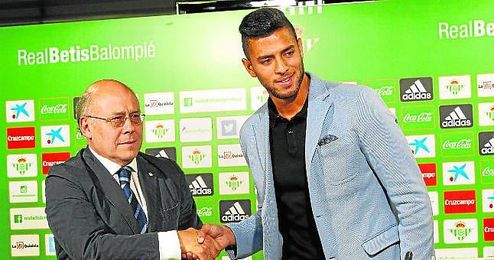 Amro Tarek, el día de su presentación como jugador del Real Betis. Amro Tarek, el día de su presentación como jugador del Real Betis.