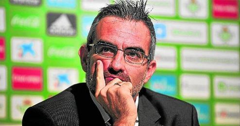 Eduardo Macià tiene deberes que hacer en el mercado invernal para perfeccionar la plantilla verdiblanca. Eduardo Macià tiene deberes que hacer en el mercado invernal para perfeccionar la plantilla verdiblanca.
