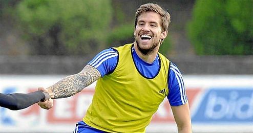 Íñigo Martínez piensa que deben hacer "un partido completísimo" para sacar algo en el Bernabéu. Íñigo Martínez piensa que deben hacer "un partido completísimo" para sacar algo en el Bernabéu.