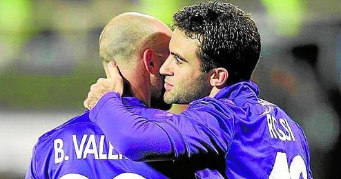 Giuseppe Rossi se abraza con su compañero en la Fiore Borja Valero. Giuseppe Rossi se abraza con su compañero en la Fiore Borja Valero.