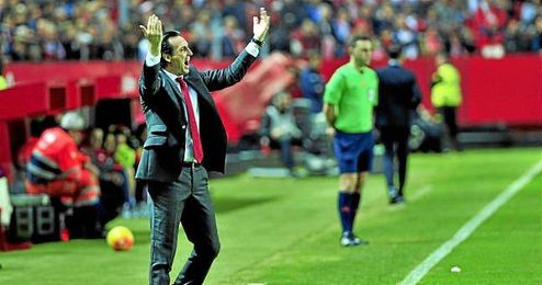 Emery hace unas indicaciones en la banda del Sánchez Pizjuán. Emery hace unas indicaciones en la banda del Sánchez Pizjuán.