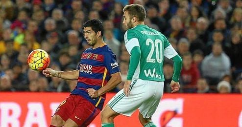 Pezzella se mide a Luis Suaréz en el partido del Camp Nou contra el Barcelona. Pezzella se mide a Luis Suaréz en el partido del Camp Nou contra el Barcelona.