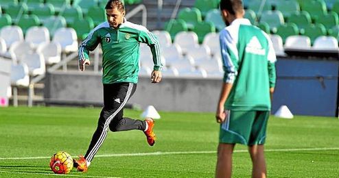 Joaquín no estará ante el Eibar por fiebre. Joaquín no estará ante el Eibar por fiebre.