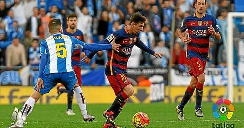 Messi intenta zafarse de Álvaro. Messi intenta zafarse de Álvaro.