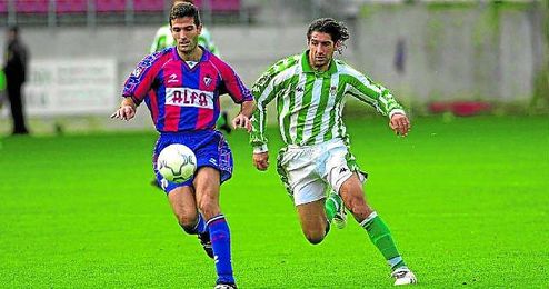 El bético Amato persigue el balón en el último duelo entre el Betis y el Eibar, en la 00/01. El bético Amato persigue el balón en el último duelo entre el Betis y el Eibar, en la 00/01.