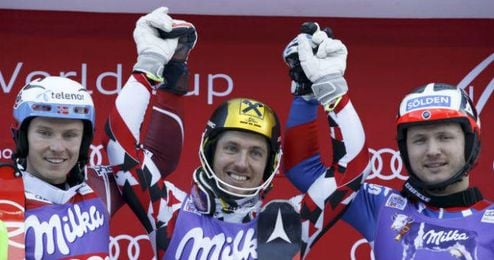 Hirscher posa en el podio Hirscher posa en el podio