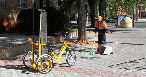 Cuatro camiones de recogida de residuos y ocho operarios. Cuatro camiones de recogida de residuos y ocho operarios.