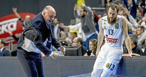 El técnico del Real Madrid, Pablo Laso, gesticula en presencia del canario Sergio Rodríguez. El técnico del Real Madrid, Pablo Laso, gesticula en presencia del canario Sergio Rodríguez.