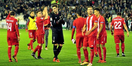 El plantel blanquirrojo celebra el triunfo en el Villamarín. El plantel blanquirrojo celebra el triunfo en el Villamarín.