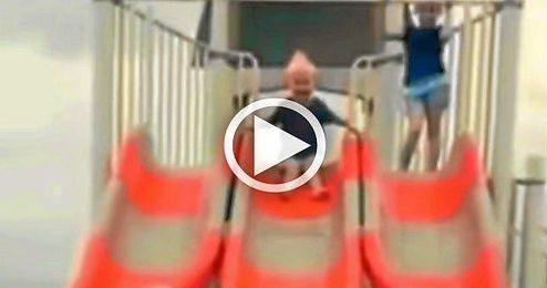 (Vídeo) Una peculiar forma de bajar del tobogán (Vídeo) Una peculiar forma de bajar del tobogán