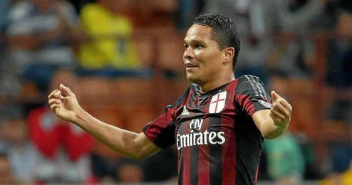 Bacca celebrando un gol con el Milán. Bacca celebrando un gol con el Milán.