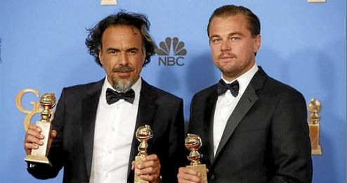 González Iñárritu y Leonardo Di Caprio lucen los premios en la gala. González Iñárritu y Leonardo Di Caprio lucen los premios en la gala.