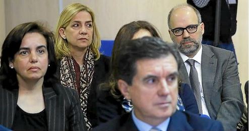 La única acusación que sostiene el encausamiento de la infanta es Manos Limpias. La única acusación que sostiene el encausamiento de la infanta es Manos Limpias.