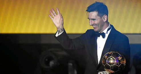 Leo Messi recoge su quinto Balón de Oro. Leo Messi recoge su quinto Balón de Oro.