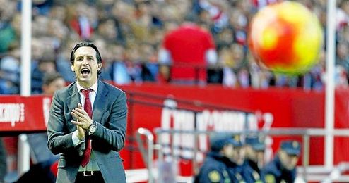 El técnico sevillista Unai Emery, durante un partido de Liga en el Ramón Sánchez Pizjuán. El técnico sevillista Unai Emery, durante un partido de Liga en el Ramón Sánchez Pizjuán.