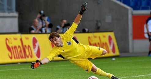 Casillas durante un partido con el Oporto. Casillas durante un partido con el Oporto.
