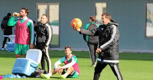 Juan Merino, en el entrenamiento de esta mañana en la Ciudad Deportiva Luis del Sol. Juan Merino, en el entrenamiento de esta mañana en la Ciudad Deportiva Luis del Sol.