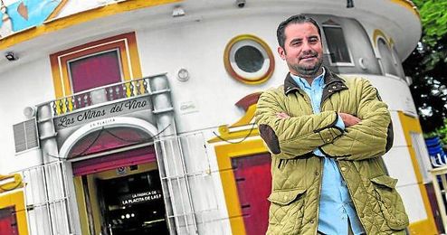 Ito posa en la puerta del restaurante que regenta en Pino Montano, ´La Placita de Las Niñas del Vino´, un templo gastronómico en la Avenida Mujer Trabajadora, núcleo Parque Flores Local 2. Ito posa en la puerta del restaurante que regenta en Pino Montano, ´La Placita de Las Niñas del Vino´, un templo gastronómico en la Avenida Mujer Trabajadora, núcleo Parque Flores Local 2.
