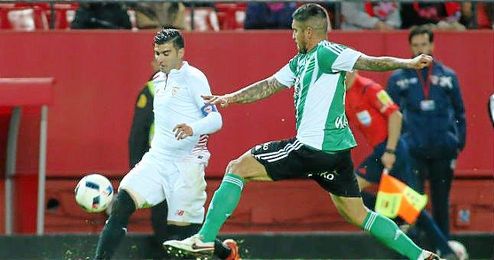 Reyes y Vargas, en un lance del derbi de Copa. Reyes y Vargas, en un lance del derbi de Copa.