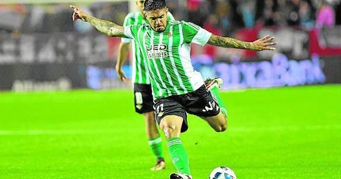 Vargas sigue siendo el eslabón más débil de la zaga bética; Llorente, de los pocos lunares blanquirrojos. Vargas sigue siendo el eslabón más débil de la zaga bética; Llorente, de los pocos lunares blanquirrojos.