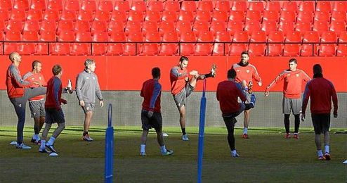 Imagen del entrenamiento de este viernes en el Pizjuán. Imagen del entrenamiento de este viernes en el Pizjuán.