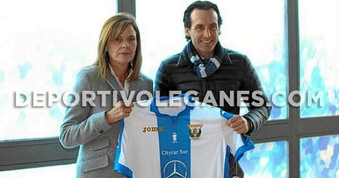 Emery recibió una camiseta del ´Lega´. Emery recibió una camiseta del ´Lega´.