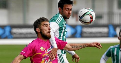 Rafa Navarro pugna por un balón aéreo con un rival. Rafa Navarro pugna por un balón aéreo con un rival.