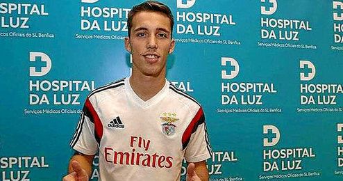 Grimaldo firmó en diciembre por el Benfica portugués hasta 2021 procedente del filial del Barcelona. Grimaldo firmó en diciembre por el Benfica portugués hasta 2021 procedente del filial del Barcelona.