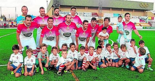Joni (de pie, segundo por la izquierda) posa en el once que saltó contra el Córdoba B. Joni (de pie, segundo por la izquierda) posa en el once que saltó contra el Córdoba B.