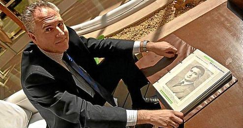 Benito Villamarín Rivero, posa con una foto de su abuelo Benito Villamarín, histórico presidente del Real Betis. Benito Villamarín Rivero, posa con una foto de su abuelo Benito Villamarín, histórico presidente del Real Betis.