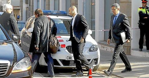 Mascherano, junto a sus abogados, a la salida de los juzgados. Mascherano, junto a sus abogados, a la salida de los juzgados.